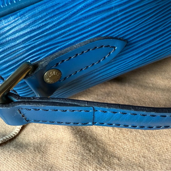 💎 Louis Vuitton Blue EPI Trocadero Crossbody 💎 - Picture 13 of 16